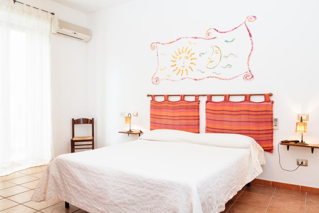 La Mezzanella Guesthouse بورتو توريس الغرفة الصورة
