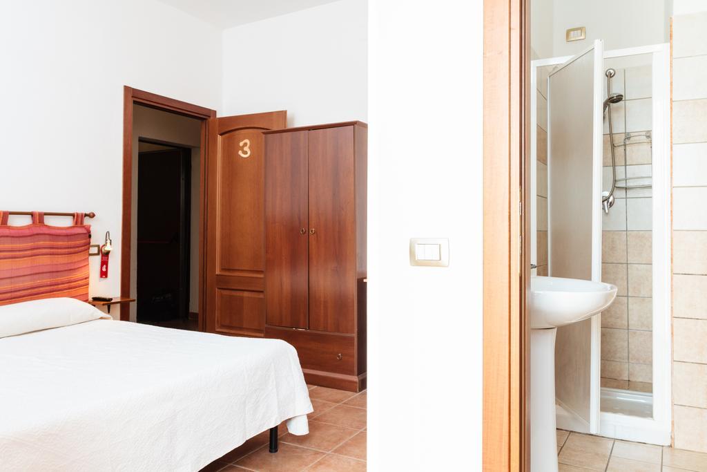 La Mezzanella Guesthouse بورتو توريس الغرفة الصورة
