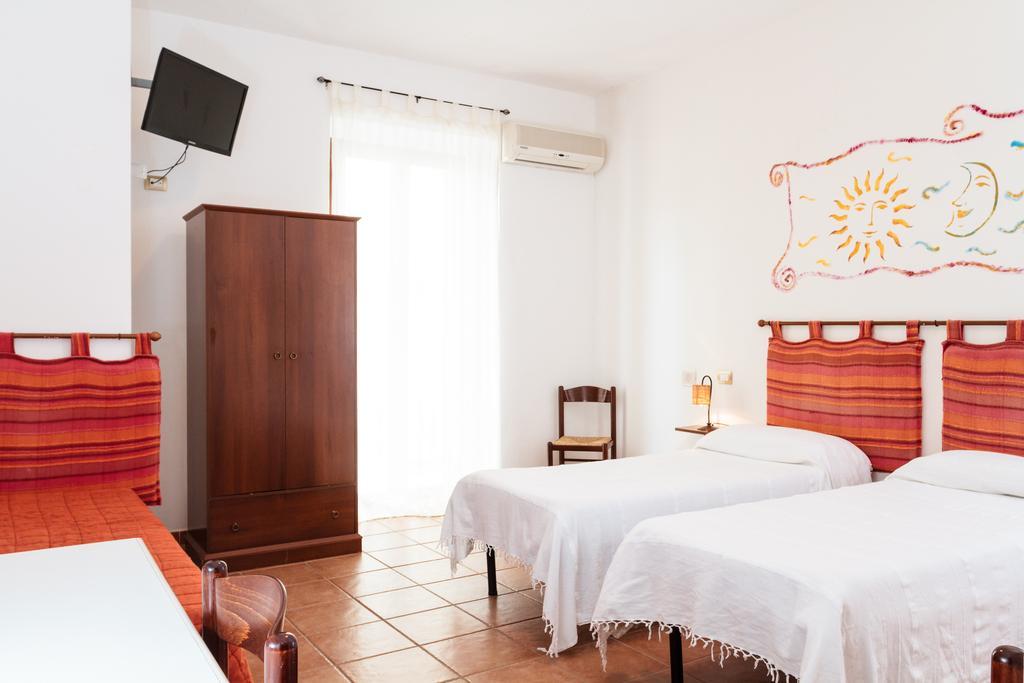 La Mezzanella Guesthouse بورتو توريس الغرفة الصورة