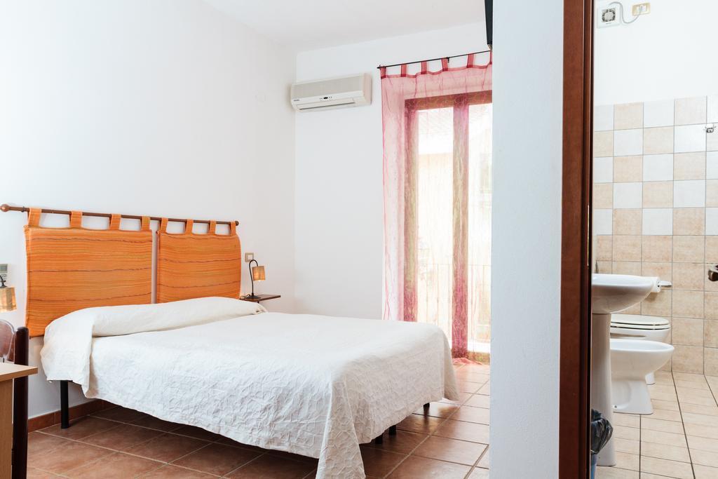 La Mezzanella Guesthouse بورتو توريس الغرفة الصورة