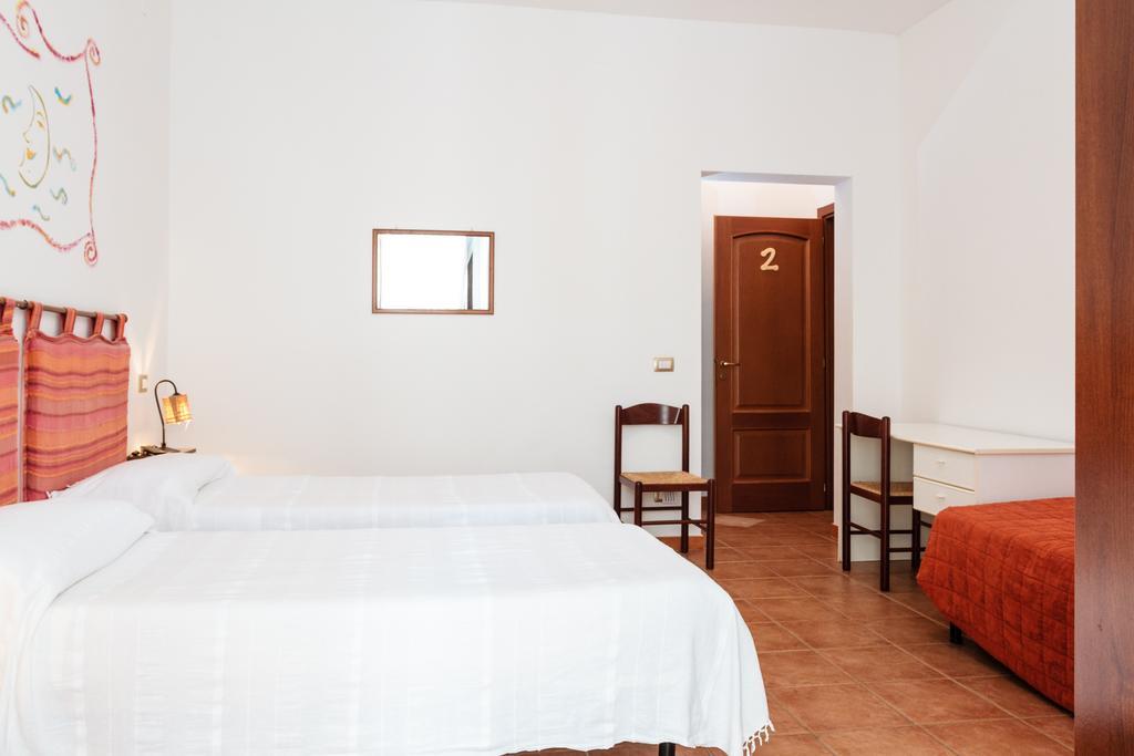 La Mezzanella Guesthouse بورتو توريس الغرفة الصورة